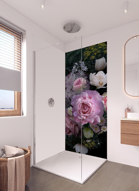 Duschrückwand -  Garten Blumen mit dunklem Hintergrund in hellem Badezimmer mit Regenduschkopf - einteilige Duschrückwand