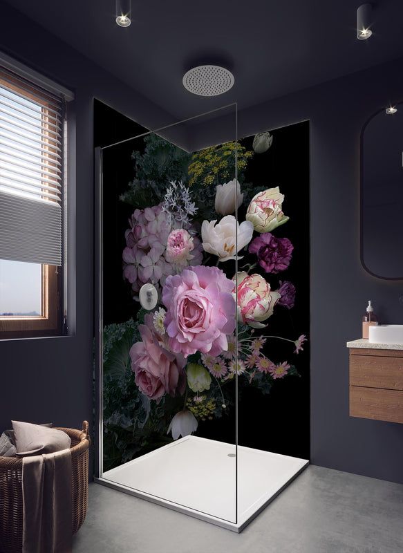 Duschrückwand -  Garten Blumen mit dunklem Hintergrund in dunklem Badezimmer mit Regenduschkopf