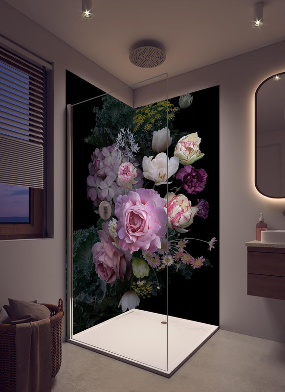Duschrückwand -  Garten Blumen mit dunklem Hintergrund in cremefarbenem Badezimmer mit Regenduschkopf