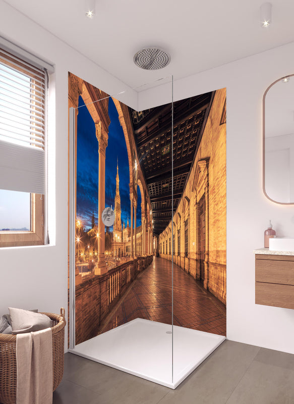 Duschrückwand -  Plaza de Espana con Sevilla - Spanien in hellem Badezimmer mit Regenduschkopf  - zweiteilige Eck-Duschrückwand