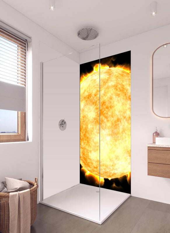 Duschrückwand -  Sonne auf Schwarzem Hintergrund in hellem Badezimmer mit Regenduschkopf - einteilige Duschrückwand