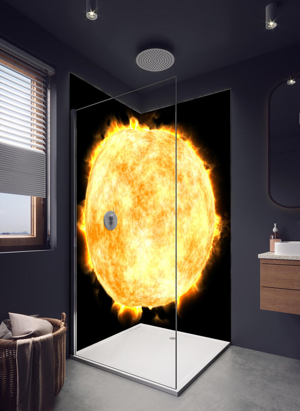 Duschrückwand -  Sonne auf Schwarzem Hintergrund in dunklem Badezimmer mit Regenduschkopf