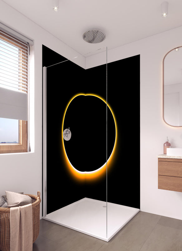 Duschrückwand -  Totale Sonnenfinsternis in hellem Badezimmer mit Regenduschkopf  - zweiteilige Eck-Duschrückwand