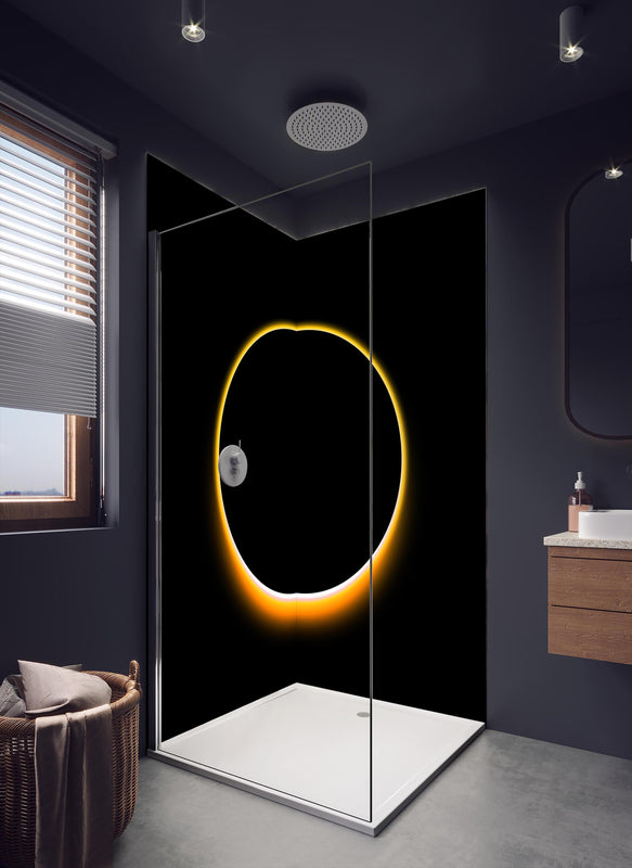 Duschrückwand -  Totale Sonnenfinsternis in dunklem Badezimmer mit Regenduschkopf