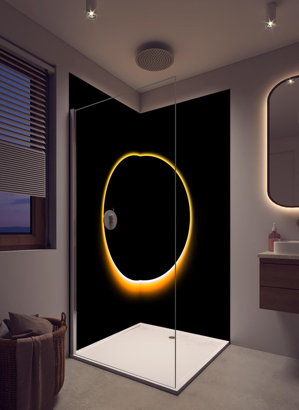 Duschrückwand -  Totale Sonnenfinsternis in cremefarbenem Badezimmer mit Regenduschkopf