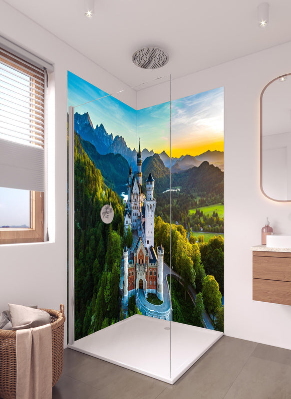 Duschrückwand -  glanzvolles Märchenschloss Neuschwanstein in hellem Badezimmer mit Regenduschkopf  - zweiteilige Eck-Duschrückwand