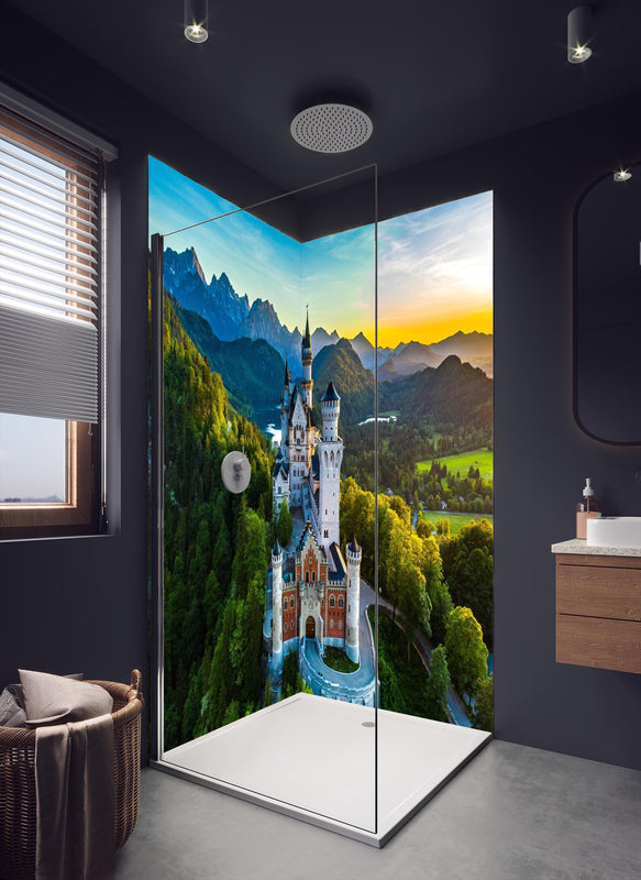 Duschrückwand -  glanzvolles Märchenschloss Neuschwanstein in dunklem Badezimmer mit Regenduschkopf