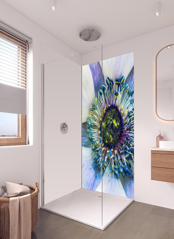 Duschrückwand -  hübsche aufblühende Blume in hellem Badezimmer mit Regenduschkopf - einteilige Duschrückwand