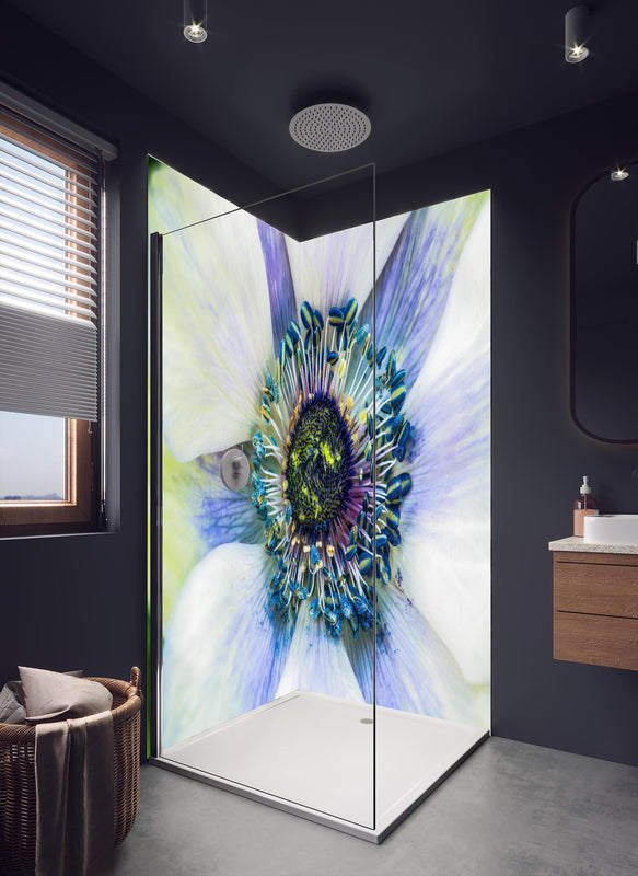 Duschrückwand -  hübsche aufblühende Blume in dunklem Badezimmer mit Regenduschkopf