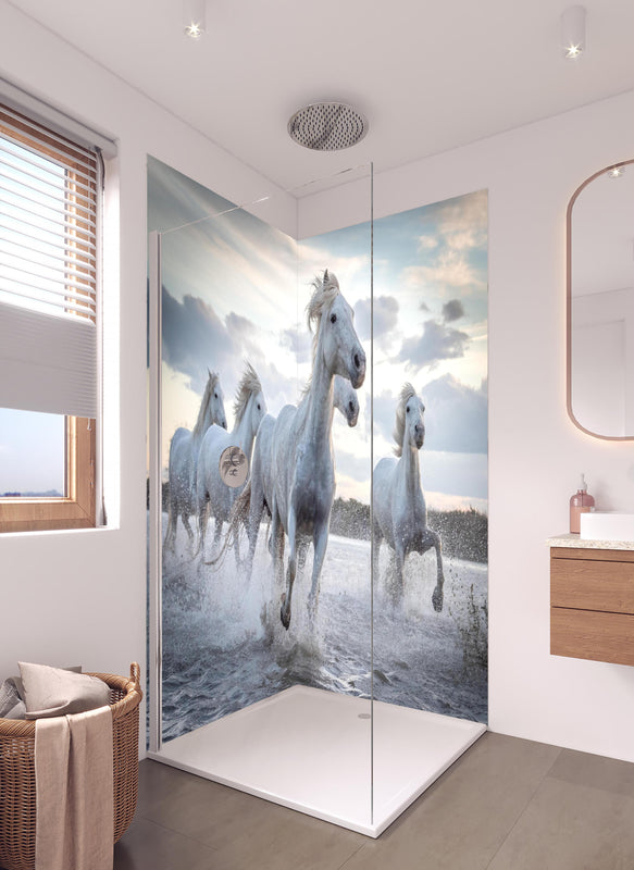 Duschrückwand -  lebhafte Pferdeherde in Camargue in hellem Badezimmer mit Regenduschkopf  - zweiteilige Eck-Duschrückwand