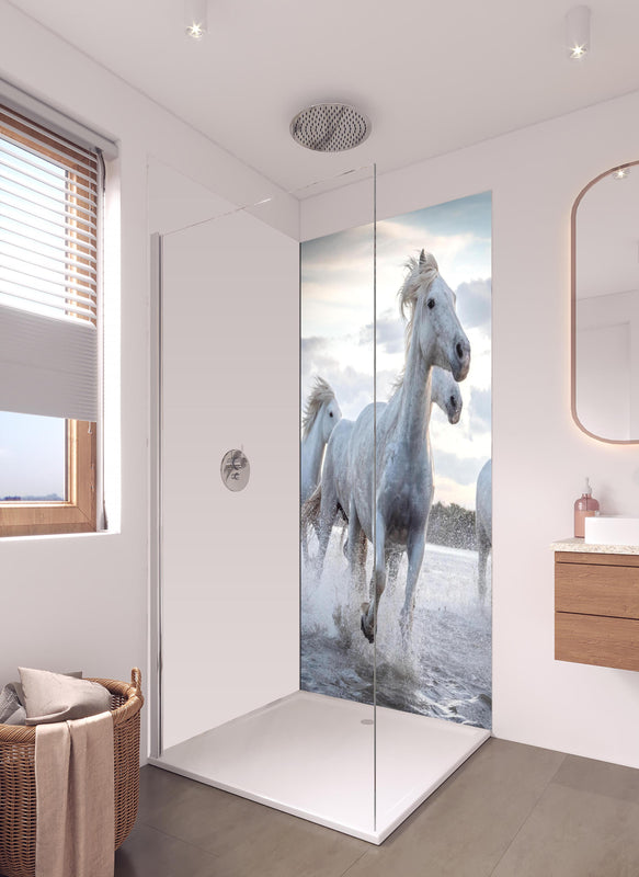 Duschrückwand -  lebhafte Pferdeherde in Camargue in hellem Badezimmer mit Regenduschkopf - einteilige Duschrückwand