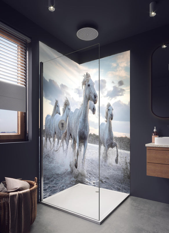 Duschrückwand -  lebhafte Pferdeherde in Camargue in dunklem Badezimmer mit Regenduschkopf