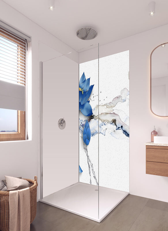 Duschrückwand - Abstrakte Illustration blauer Blume in hellem Badezimmer mit Regenduschkopf - einteilige Duschrückwand