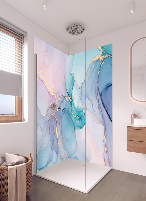 Duschrückwand - Abstrakte Muster mit goldenem Rand in hellem Badezimmer mit Regenduschkopf  - zweiteilige Eck-Duschrückwand