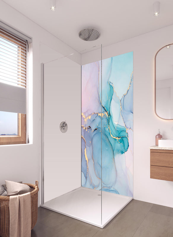 Duschrückwand - Abstrakte Muster mit goldenem Rand in hellem Badezimmer mit Regenduschkopf - einteilige Duschrückwand