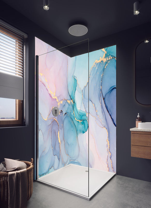 Duschrückwand - Abstrakte Muster mit goldenem Rand in dunklem Badezimmer mit Regenduschkopf
