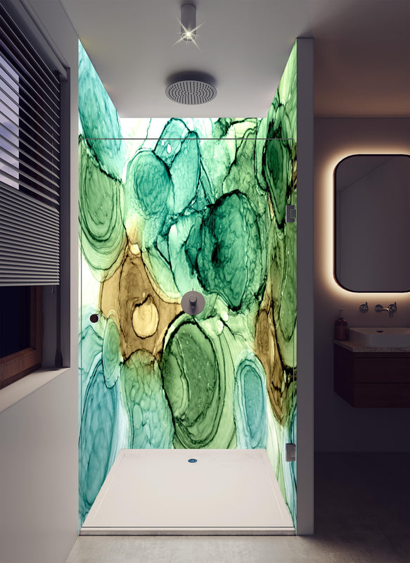Duschrückwand - Abstrakte Ocker grüne Kreise in luxuriöser Dusche mit Regenduschkopf