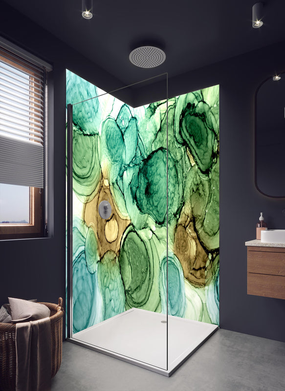 Duschrückwand - Abstrakte Ocker grüne Kreise in dunklem Badezimmer mit Regenduschkopf