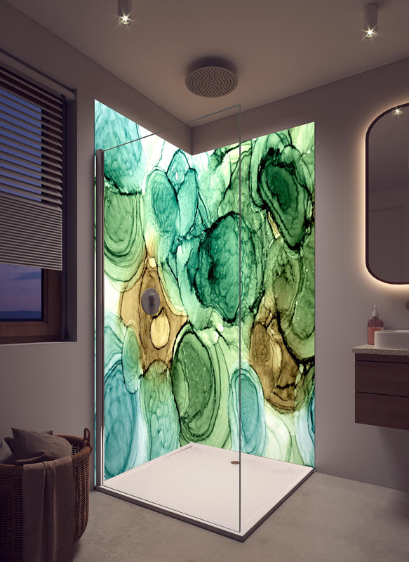 Duschrückwand - Abstrakte Ocker grüne Kreise in cremefarbenem Badezimmer mit Regenduschkopf