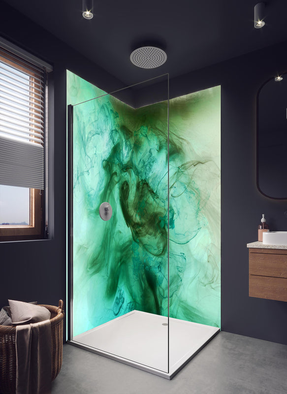 Duschrückwand - Abstrakte blau-grünen Ozean in dunklem Badezimmer mit Regenduschkopf
