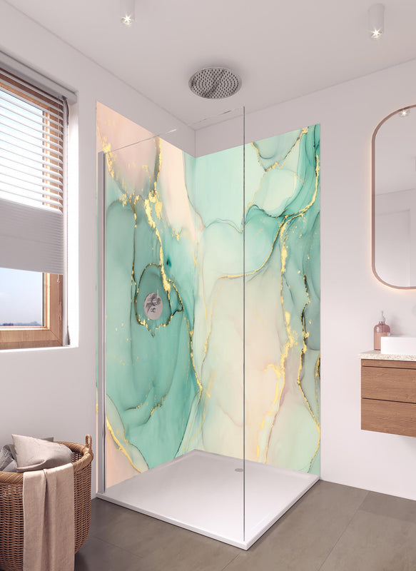 Duschrückwand - Abstrakte grünliche Muster mit goldenem Rand in hellem Badezimmer mit Regenduschkopf  - zweiteilige Eck-Duschrückwand