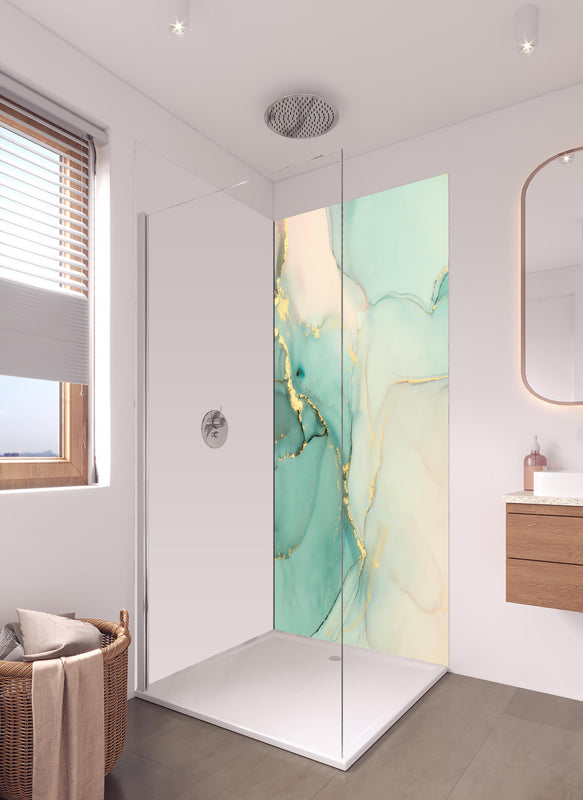 Duschrückwand - Abstrakte grünliche Muster mit goldenem Rand in hellem Badezimmer mit Regenduschkopf - einteilige Duschrückwand