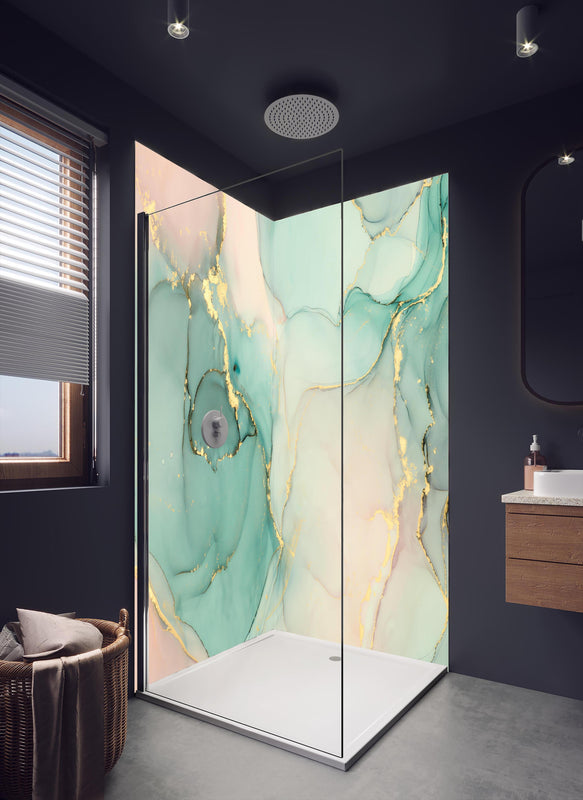 Duschrückwand - Abstrakte grünliche Muster mit goldenem Rand in dunklem Badezimmer mit Regenduschkopf