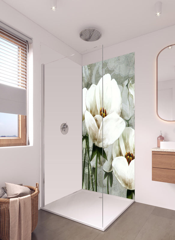 Duschrückwand - Abstraktes Blumen Tapetendesign in hellem Badezimmer mit Regenduschkopf - einteilige Duschrückwand