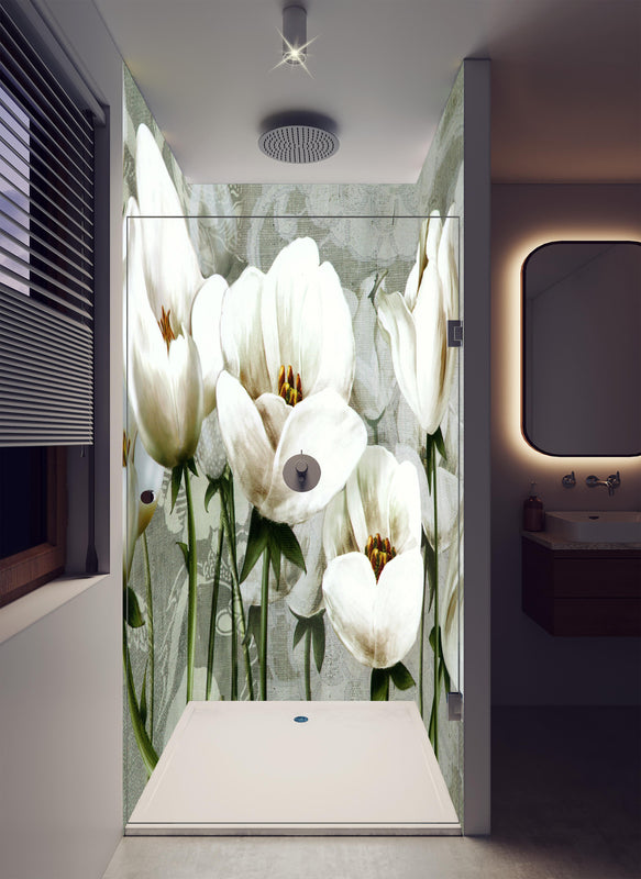 Duschrückwand - Abstraktes Blumen Tapetendesign in luxuriöser Dusche mit Regenduschkopf