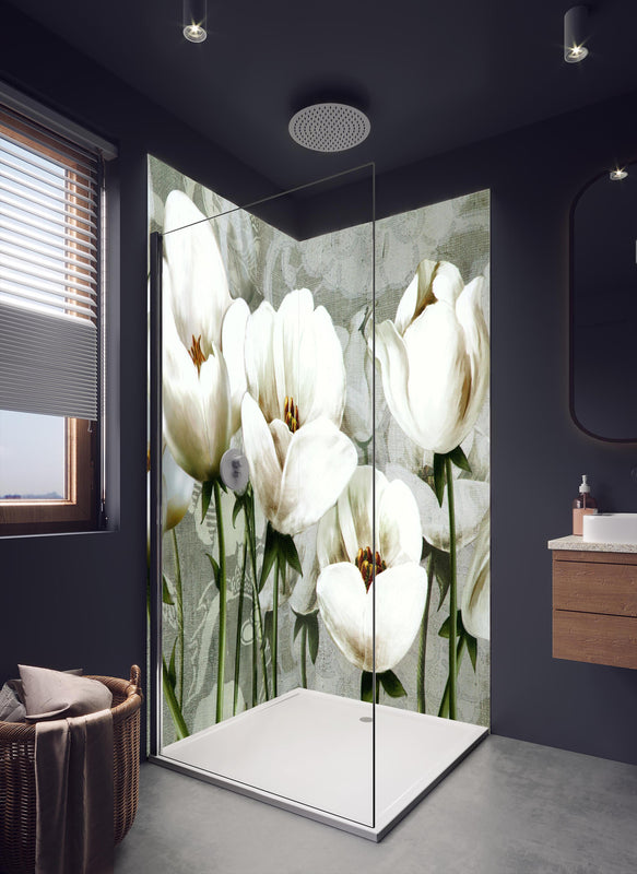 Duschrückwand - Abstraktes Blumen Tapetendesign in dunklem Badezimmer mit Regenduschkopf