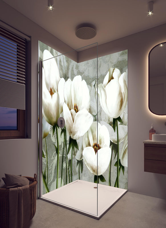Duschrückwand - Abstraktes Blumen Tapetendesign in cremefarbenem Badezimmer mit Regenduschkopf
