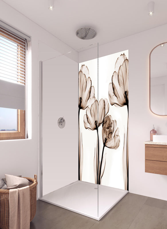Duschrückwand - Abstraktes Blumendesign in hellem Badezimmer mit Regenduschkopf - einteilige Duschrückwand