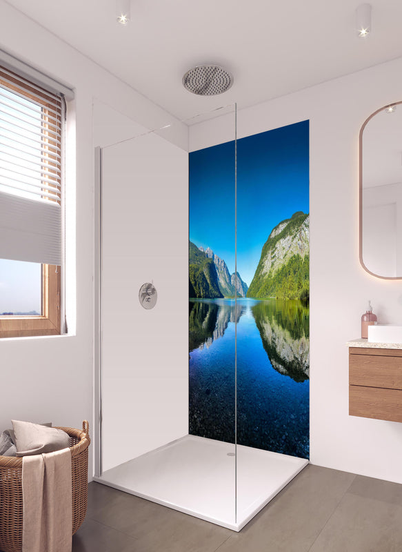 Duschrückwand - Alpen Königsee Österreich in hellem Badezimmer mit Regenduschkopf - einteilige Duschrückwand