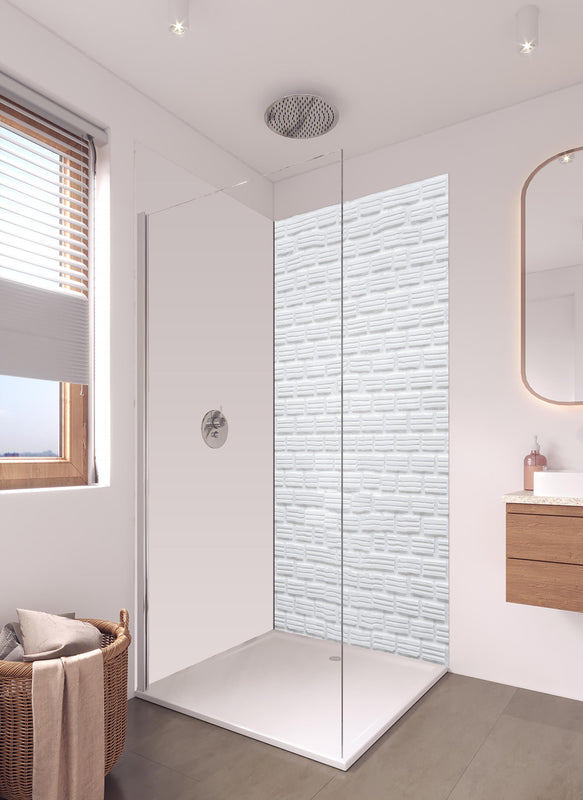 Duschrückwand - Alte weiße Ziegelwand Textur in hellem Badezimmer mit Regenduschkopf - einteilige Duschrückwand