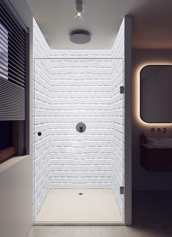 Duschrückwand - Alte weiße Ziegelwand Textur in luxuriöser Dusche mit Regenduschkopf