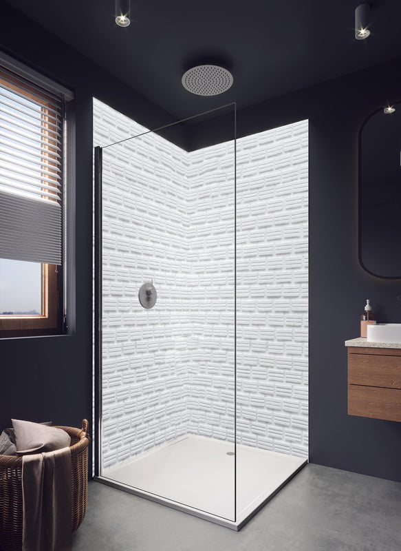 Duschrückwand - Alte weiße Ziegelwand Textur in dunklem Badezimmer mit Regenduschkopf