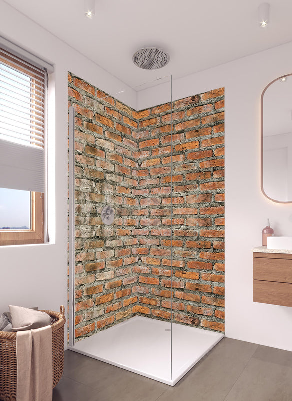 Duschrückwand - Alter Backstein - Textur in hellem Badezimmer mit Regenduschkopf  - zweiteilige Eck-Duschrückwand