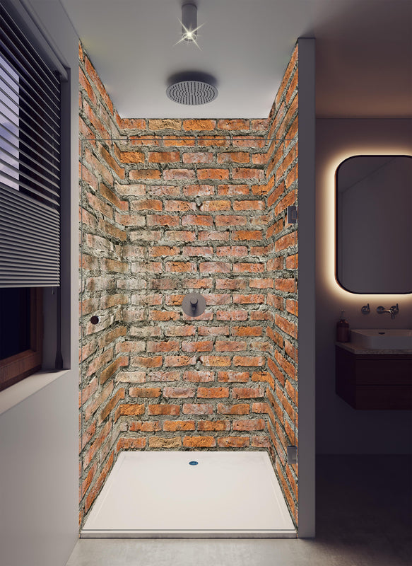 Duschrückwand - Alter Backstein - Textur in luxuriöser Dusche mit Regenduschkopf
