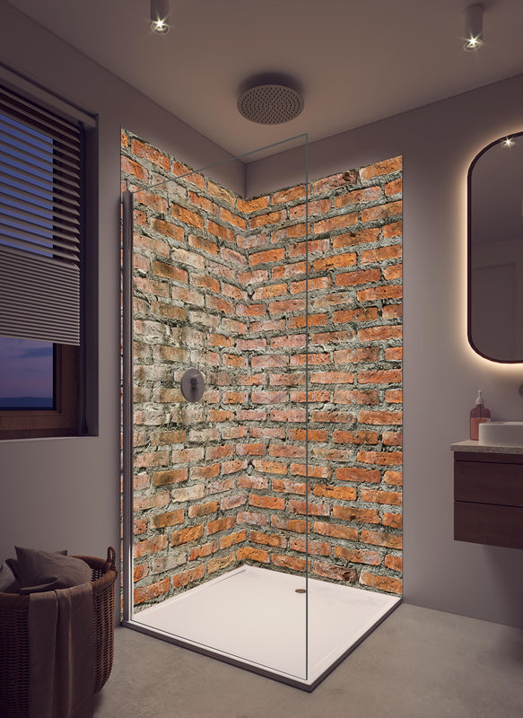 Duschrückwand - Alter Backstein - Textur in cremefarbenem Badezimmer mit Regenduschkopf