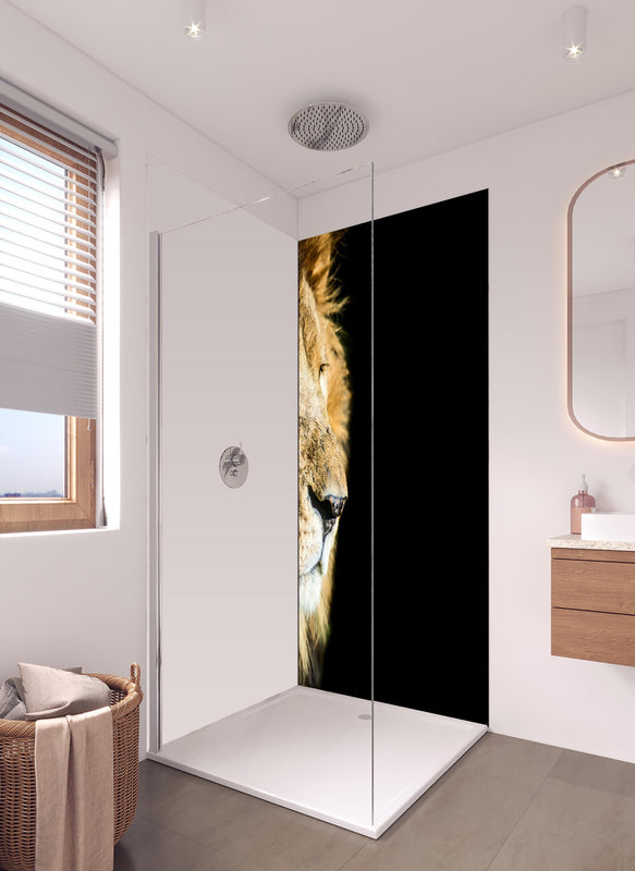 Duschrückwand - Alter Löwe auf schwarzem Hintergrund in hellem Badezimmer mit Regenduschkopf - einteilige Duschrückwand