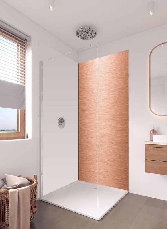 Duschrückwand - Alu gebürstet kupferfarbig in hellem Badezimmer mit Regenduschkopf - einteilige Duschrückwand