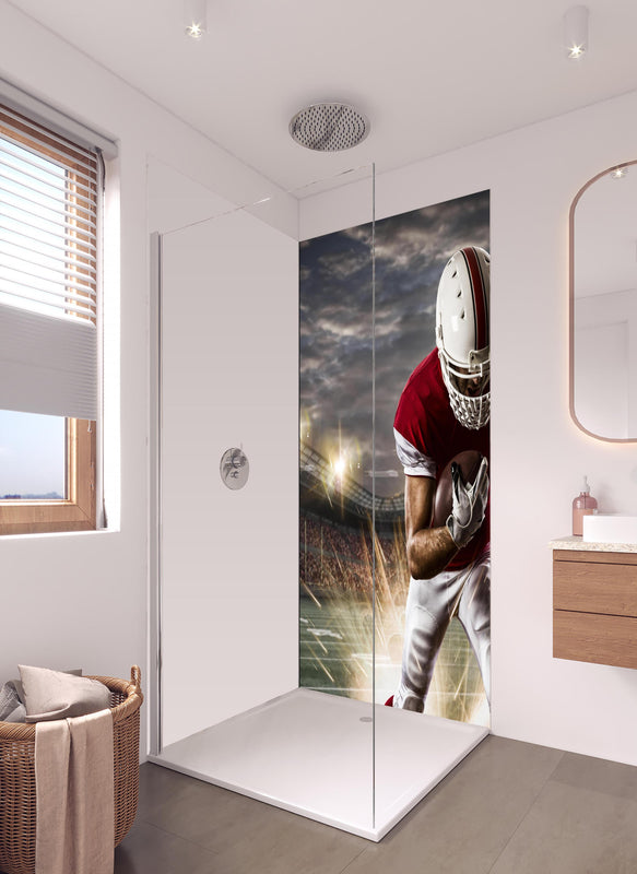 Duschrückwand - American Fußballspieler in hellem Badezimmer mit Regenduschkopf - einteilige Duschrückwand