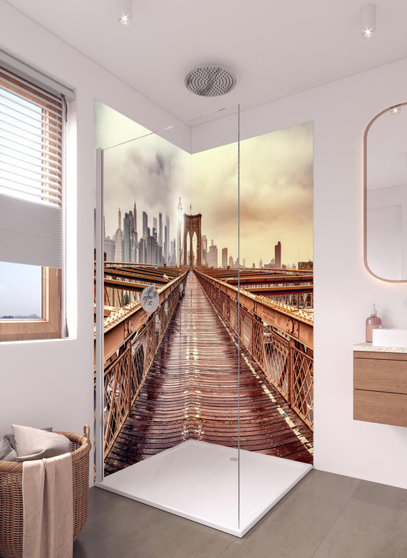 Duschrückwand - Ansicht der Brücke auf die Stadt in hellem Badezimmer mit Regenduschkopf  - zweiteilige Eck-Duschrückwand
