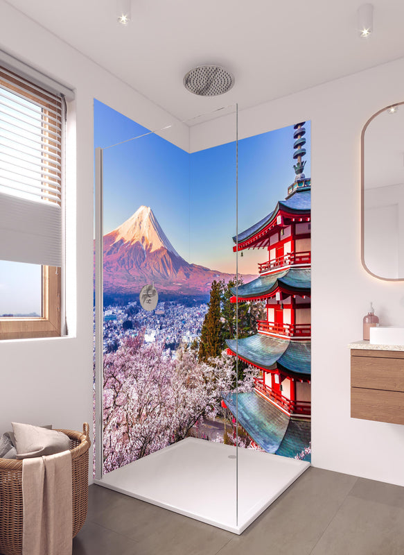 Duschrückwand - Anziehender Anblick auf Berg Fuji in hellem Badezimmer mit Regenduschkopf  - zweiteilige Eck-Duschrückwand