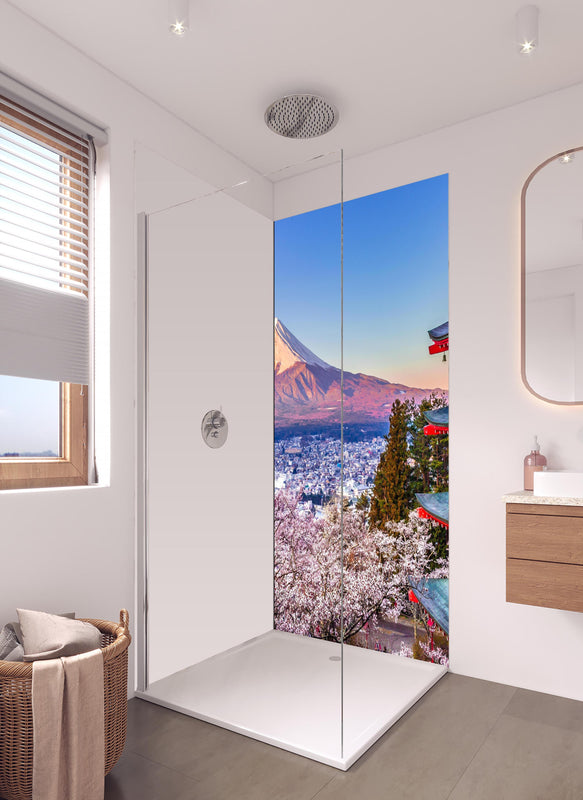 Duschrückwand - Anziehender Anblick auf Berg Fuji in hellem Badezimmer mit Regenduschkopf - einteilige Duschrückwand