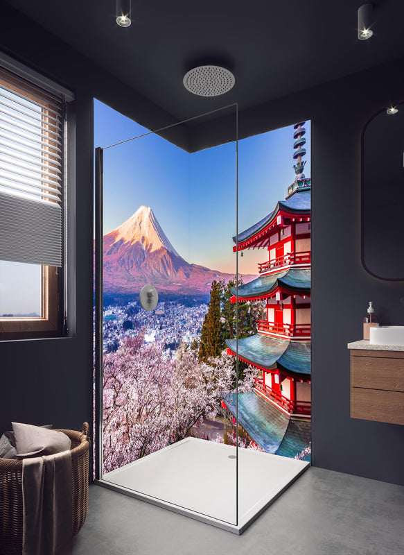 Duschrückwand - Anziehender Anblick auf Berg Fuji in dunklem Badezimmer mit Regenduschkopf