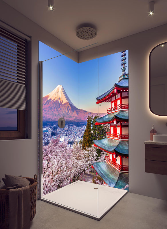 Duschrückwand - Anziehender Anblick auf Berg Fuji in cremefarbenem Badezimmer mit Regenduschkopf