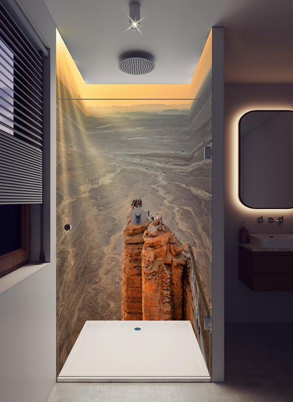 Duschrückwand - Arabien Edge of the World in luxuriöser Dusche mit Regenduschkopf