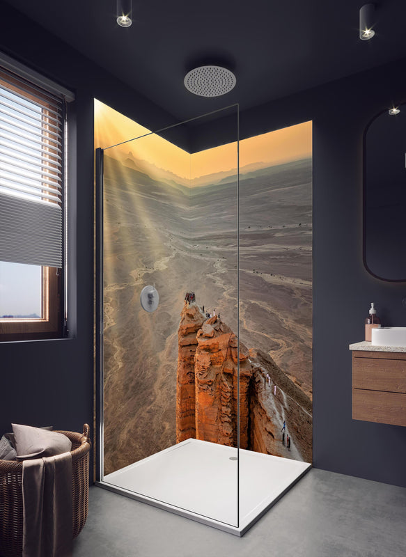 Duschrückwand - Arabien Edge of the World in dunklem Badezimmer mit Regenduschkopf