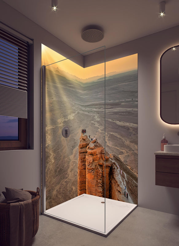 Duschrückwand - Arabien Edge of the World in cremefarbenem Badezimmer mit Regenduschkopf